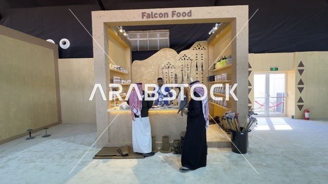متاجر المنتجات الغذائية فى مهرجان الملك عبدالعزيز للصقور – الرياض، المملكة العربية السعودية يوم 4 من يناير 2026 ، فعالية تراثية وطنية تعكس ثقافة الصقارة السعودية، عروض ومنافسات للصقور، مشاركة واسعة من الصقارين، أجواء تراثية تجمع الأصالة والهوية، أحد أبرز المهرجانات الثقافية في المملكة