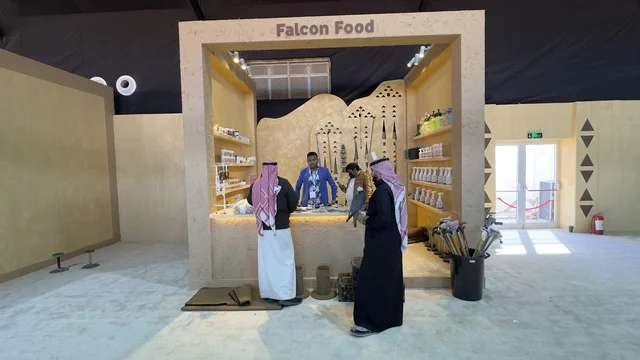 متاجر المنتجات الغذائية فى مهرجان الملك عبدالعزيز للصقور – الرياض، المملكة العربية السعودية يوم 4 من يناير 2026 ، فعالية تراثية وطنية تعكس ثقافة الصقارة السعودية، عروض ومنافسات للصقور، مشاركة واسعة من الصقارين، أجواء تراثية تجمع الأصالة والهوية، أحد أبرز المهرجانات الثقافية في المملكة