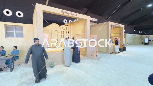 متاجر المنتجات الغذائية فى مهرجان الملك عبدالعزيز للصقور – الرياض، المملكة العربية السعودية يوم 4 من يناير 2026 ، فعالية تراثية وطنية تعكس ثقافة الصقارة السعودية، عروض ومنافسات للصقور، مشاركة واسعة من الصقارين، أجواء تراثية تجمع الأصالة والهوية، أحد أبرز المهرجانات الثقافية في المملكة