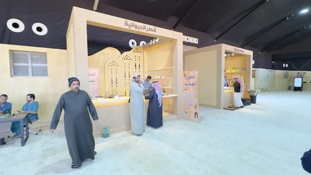 متاجر المنتجات الغذائية فى مهرجان الملك عبدالعزيز للصقور – الرياض، المملكة العربية السعودية يوم 4 من يناير 2026 ، فعالية تراثية وطنية تعكس ثقافة الصقارة السعودية، عروض ومنافسات للصقور، مشاركة واسعة من الصقارين، أجواء تراثية تجمع الأصالة والهوية، أحد أبرز المهرجانات الثقافية في المملكة