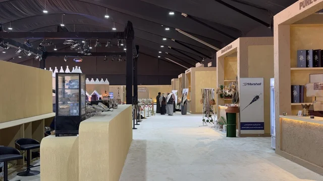 متاجر المنتجات الغذائية فى مهرجان الملك عبدالعزيز للصقور – الرياض، المملكة العربية السعودية يوم 4 من يناير 2026 ، فعالية تراثية وطنية تعكس ثقافة الصقارة السعودية، عروض ومنافسات للصقور، مشاركة واسعة من الصقارين، أجواء تراثية تجمع الأصالة والهوية، أحد أبرز المهرجانات الثقافية في المملكة