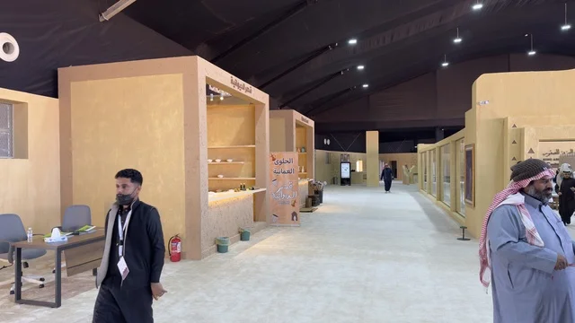 متاجر المنتجات الغذائية فى مهرجان الملك عبدالعزيز للصقور – الرياض، المملكة العربية السعودية يوم 4 من يناير 2026 ، فعالية تراثية وطنية تعكس ثقافة الصقارة السعودية، عروض ومنافسات للصقور، مشاركة واسعة من الصقارين، أجواء تراثية تجمع الأصالة والهوية، أحد أبرز المهرجانات الثقافية في المملكة