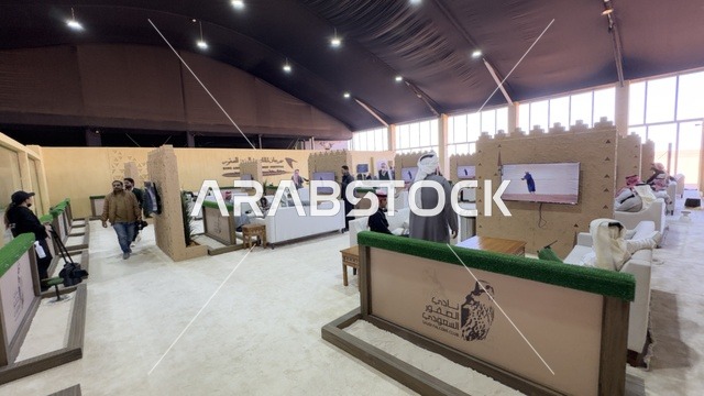 مشاركة واسعة من الصقارين فى مهرجان الملك عبدالعزيز للصقور – الرياض، المملكة العربية السعودية يوم 4 من يناير 2026 ، فعالية تراثية وطنية تعكس ثقافة الصقارة السعودية، عروض ومنافسات للصقور،  أجواء تراثية تجمع الأصالة والهوية، أحد أبرز المهرجانات الثقافية في المملكة
