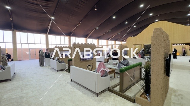 مشاركة واسعة من الصقارين فى مهرجان الملك عبدالعزيز للصقور – الرياض، المملكة العربية السعودية يوم 4 من يناير 2026 ، فعالية تراثية وطنية تعكس ثقافة الصقارة السعودية، عروض ومنافسات للصقور،  أجواء تراثية تجمع الأصالة والهوية، أحد أبرز المهرجانات الثقافية في المملكة