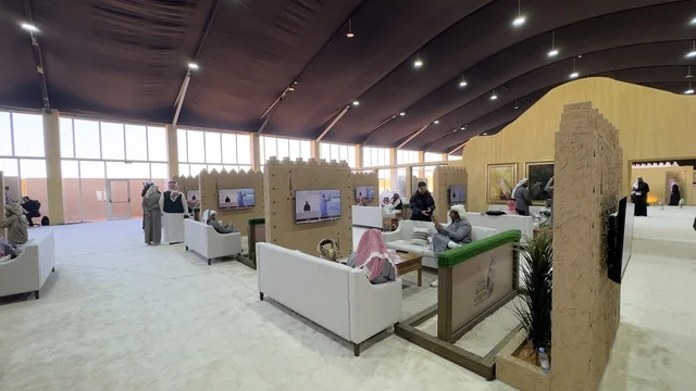 مشاركة واسعة من الصقارين فى مهرجان الملك عبدالعزيز للصقور – الرياض، المملكة العربية السعودية يوم 4 من يناير 2026 ، فعالية تراثية وطنية تعكس ثقافة الصقارة السعودية، عروض ومنافسات للصقور،  أجواء تراثية تجمع الأصالة والهوية، أحد أبرز المهرجانات الثقافية في المملكة