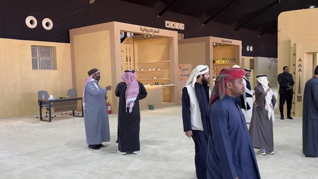 مشاركة واسعة من الصقارين فى مهرجان الملك عبدالعزيز للصقور – الرياض، المملكة العربية السعودية يوم 4 من يناير 2026 ، فعالية تراثية وطنية تعكس ثقافة الصقارة السعودية، عروض ومنافسات للصقور،  أجواء تراثية تجمع الأصالة والهوية، أحد أبرز المهرجانات الثقافية في المملكة