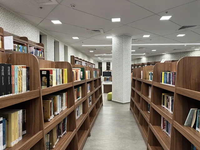 مكتبة الدمام العامة ،معلم ثقافي ومعرفي يعزز الإبداع والفنون، بيت الثقافة فى الدمام بالمنطقة الشرقية، المملكة العربية السعودية، فعاليات ثقافية ومجتمعية متنوعة،  مساحات للمعارض وورش العمل ، أنشطة تعليمية وتفاعلية لجميع الفئات، بيئة ملهمة تجمع الثقافة والمعرفة والفن.