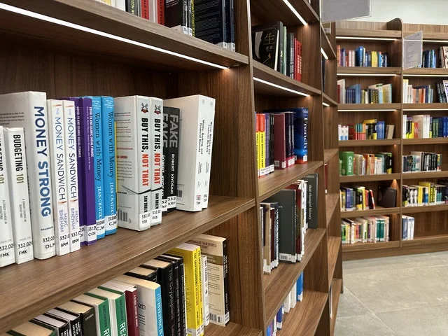 مكتبة الدمام العامة ،معلم ثقافي ومعرفي يعزز الإبداع والفنون، بيت الثقافة فى الدمام بالمنطقة الشرقية، المملكة العربية السعودية، فعاليات ثقافية ومجتمعية متنوعة،  مساحات للمعارض وورش العمل ، أنشطة تعليمية وتفاعلية لجميع الفئات، بيئة ملهمة تجمع الثقافة والمعرفة والفن.