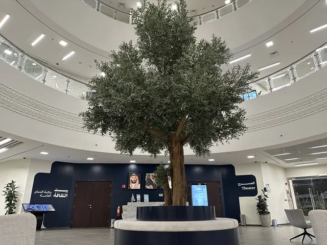 ساحة الاستقبال فى بيت الثقافة فى الدمام بالمنطقة الشرقية، المملكة العربية السعودية،  مكتبة الدمام العامة ،فعاليات ثقافية ومجتمعية متنوعة،  مساحات للمعارض وورش العمل ، أنشطة تعليمية وتفاعلية لجميع الفئات، معلم ثقافي ومعرفي يعزز الإبداع والفنون، بيئة ملهمة تجمع الثقافة والمعرفة والفن.