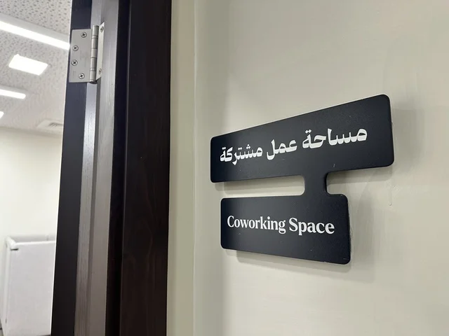 مساحات للعمل فى بيت الثقافة فى الدمام بالمنطقة الشرقية، المملكة العربية السعودية،  مكتبة الدمام العامة ،فعاليات ثقافية ومجتمعية متنوعة،   أنشطة تعليمية وتفاعلية لجميع الفئات، معلم ثقافي ومعرفي يعزز الإبداع والفنون، بيئة ملهمة تجمع الثقافة والمعرفة والفن.