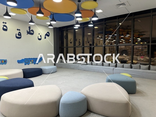 مساحات للعمل فى بيت الثقافة فى الدمام بالمنطقة الشرقية، المملكة العربية السعودية،  مكتبة الدمام العامة ،فعاليات ثقافية ومجتمعية متنوعة،   أنشطة تعليمية وتفاعلية لجميع الفئات، معلم ثقافي ومعرفي يعزز الإبداع والفنون، بيئة ملهمة تجمع الثقافة والمعرفة والفن.