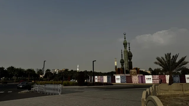 مجموعة من الفنادق التراثية والمقاهي العصرية، الفنون المعمارية في المدينة التاريخية في جدة، الحارات والتصاميم الشعبية، الأماكن السياحية في المملكة العربية السعودية، المباني الأثرية القديمة، مشاريع إعادة إحياء المنطقة