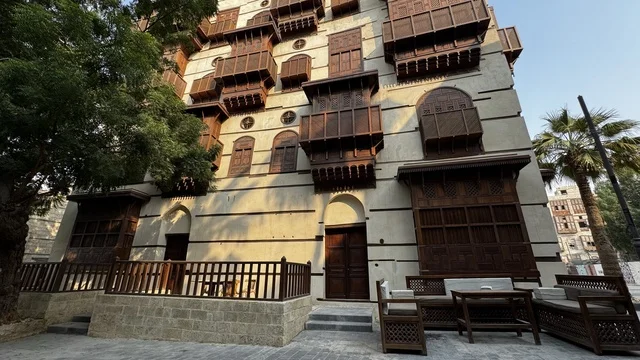 الشرفات والنوافذ الخشبية، الفنون المعمارية في المدينة التاريخية في جدة، الحارات والتصاميم الشعبية، الأماكن السياحية في المملكة العربية السعودية، المباني الأثرية القديمة، مشاريع إعادة إحياء المنطقة