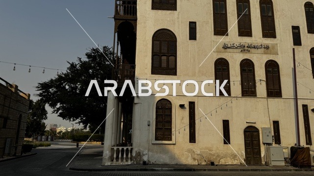 المباني الأثرية في البلد التاريخي بجدة في المملكة العربية السعودية ليلا، مهرجان جدة التاريخية، ابراج ملونة، موسم جدة التاريخية، التصميم المعماري العربي القديم، المعالم التاريخية في جدة، السياحة في السعودية