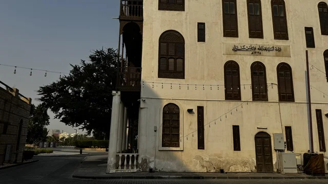 المباني الأثرية في البلد التاريخي بجدة في المملكة العربية السعودية ليلا، مهرجان جدة التاريخية، ابراج ملونة، موسم جدة التاريخية، التصميم المعماري العربي القديم، المعالم التاريخية في جدة، السياحة في السعودية