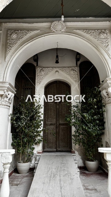 مدخل مقوس ومزين بباب خشبي قديم، الفنون المعمارية في المدينة التاريخية في جدة،الحارات والتصاميم الشعبية، الأماكن السياحية في المملكة العربية السعودية، المباني الأثرية القديمة، مشاريع إعادة إحياء المنطقة