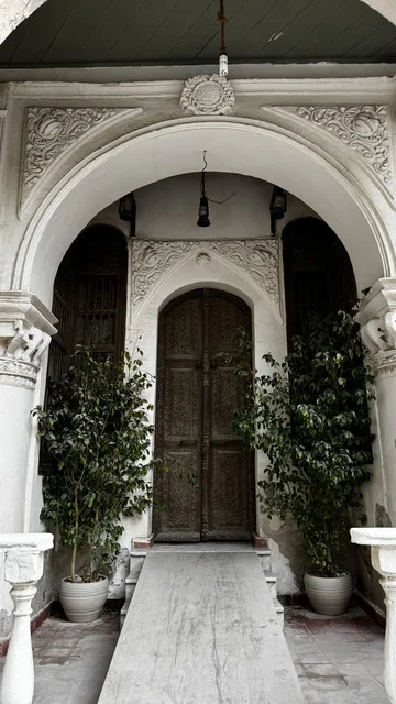 مدخل مقوس ومزين بباب خشبي قديم، الفنون المعمارية في المدينة التاريخية في جدة،الحارات والتصاميم الشعبية، الأماكن السياحية في المملكة العربية السعودية، المباني الأثرية القديمة، مشاريع إعادة إحياء المنطقة