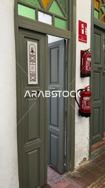 باب حمام مكتوب للرجال في متحف في جدة التاريخية في المملكة العربية السعودية،  معلومات في إطار تعليمي أو بحثي، المستندات الشخصية والرسمية، مقتنيات تذكارية وعناصر ذات قيمة ثقافية.