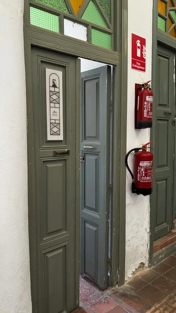 باب حمام مكتوب للرجال في متحف في جدة التاريخية في المملكة العربية السعودية،  معلومات في إطار تعليمي أو بحثي، المستندات الشخصية والرسمية، مقتنيات تذكارية وعناصر ذات قيمة ثقافية.