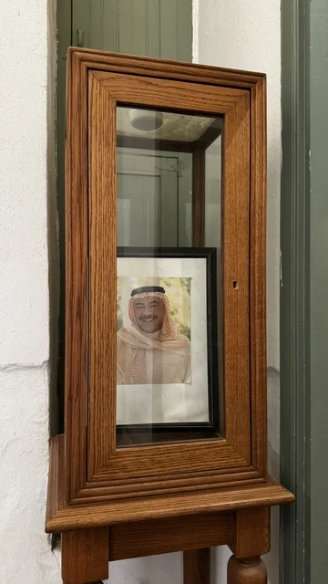 صندوق خشبي قديم بداخله صورة قديمة، معلومات في إطار تعليمي أو بحثي، المستندات الشخصية والرسمية، وثائق تاريخية وأرشيفية معروضة في متحف في جدة التاريخية في المملكة العربية السعودية، مقتنيات تذكارية وعناصر ذات قيمة ثقافية.