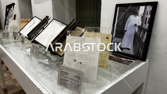 المستندات الشخصية والرسمية، وثائق تاريخية وأرشيفية معروضة في متحف في جدة التاريخية في المملكة العربية السعودية، مقتنيات تذكارية وعناصر ذات قيمة ثقافية، معلومات في إطار تعليمي أو بحثي،  صور فوتوغرافية بالأبيض والأسود.