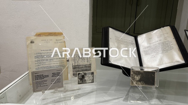 الأوراق والمستندات الشخصية والرسمية، وثائق تاريخية وأرشيفية معروضة في متحف في جدة التاريخية في المملكة العربية السعودية، مقتنيات تذكارية وعناصر ذات قيمة ثقافية، معلومات في إطار تعليمي أو بحثي،  صور فوتوغرافية بالأبيض والأسود.