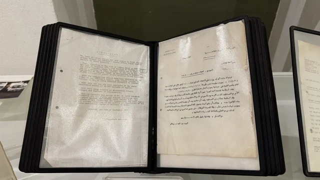 وثائق تاريخية وأرشيفية معروضة في متحف في جدة التاريخية في المملكة العربية السعودية، الأوراق والمستندات الشخصية أو الرسمية، مقتنيات تذكارية وعناصر ذات قيمة ثقافية، معلومات في إطار تعليمي أو بحثي،  صور فوتوغرافية بالأبيض والأسود.