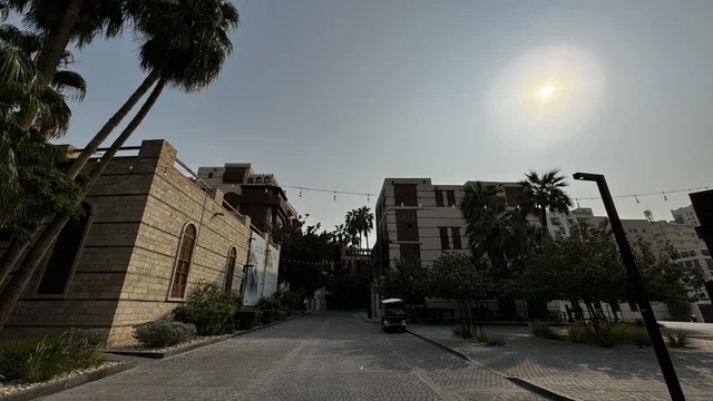 الشرفات الخشبية الرواشين والجدران الجيرية، الفنون المعمارية في المدينة التاريخية في جدة، تصوير درون للحارات والتصاميم الشعبية، الأماكن السياحية في المملكة العربية السعودية، المباني الأثرية القديمة، مشاريع إعادة إحياء المنطقة