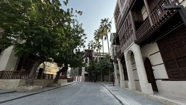 الشرفات الخشبية الرواشين والجدران الجيرية، الفنون المعمارية في المدينة التاريخية في جدة، تصوير درون للحارات والتصاميم الشعبية، الأماكن السياحية في المملكة العربية السعودية، المباني الأثرية القديمة، مشاريع إعادة إحياء المنطقة