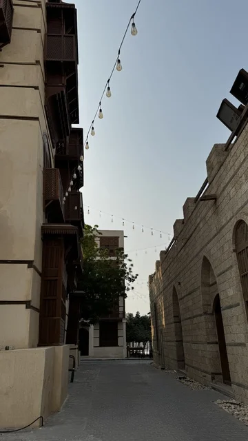 المباني الأثرية في البلد التاريخي بجدة في المملكة العربية السعودية ليلا، مهرجان جدة التاريخية، ابراج ملونة، موسم جدة التاريخية، التصميم المعماري العربي القديم، المعالم التاريخية في جدة، السياحة في السعودية