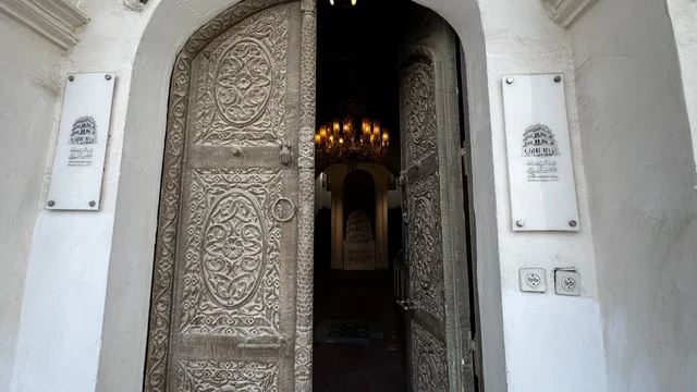 باب خشبي منحوت ومزخرف بشكل معقد، الفنون المعمارية في المدينة التاريخية في جدة، الحارات والتصاميم الشعبية، الأماكن السياحية في المملكة العربية السعودية، المباني الأثرية القديمة، مشاريع إعادة إحياء المنطقة