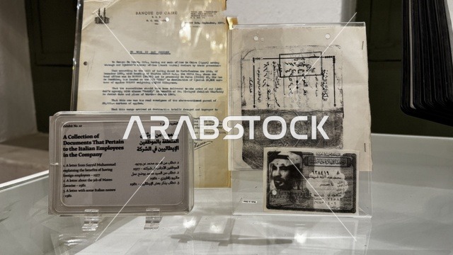 وثائق تاريخية وأرشيفية معروضة في متحف في جدة التاريخية في المملكة العربية السعودية، الأوراق والمستندات الشخصية أو الرسمية، مقتنيات تذكارية وعناصر ذات قيمة ثقافية، معلومات في إطار تعليمي أو بحثي،  صور فوتوغرافية بالأبيض والأسود.