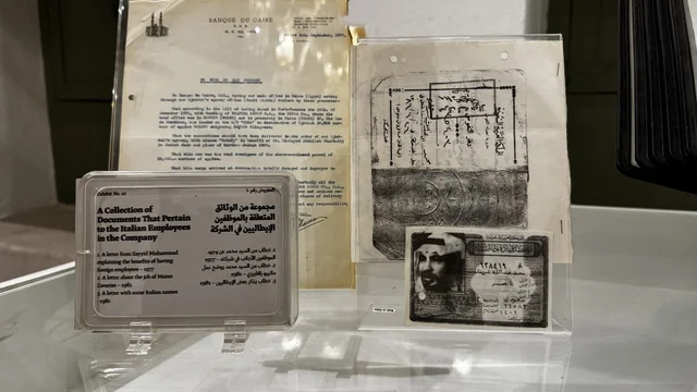 وثائق تاريخية وأرشيفية معروضة في متحف في جدة التاريخية في المملكة العربية السعودية، الأوراق والمستندات الشخصية أو الرسمية، مقتنيات تذكارية وعناصر ذات قيمة ثقافية، معلومات في إطار تعليمي أو بحثي،  صور فوتوغرافية بالأبيض والأسود.