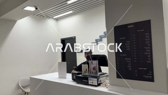 مقهى فى بيت الثقافة فى الدمام بالمنطقة الشرقية، المملكة العربية السعودية،  مكتبة الدمام العامة ، أنشطة تعليمية وتفاعلية لجميع الفئات، معلم ثقافي ومعرفي يعزز الإبداع والفنون، فعاليات ثقافية ومجتمعية متنوعة،  بيئة ملهمة تجمع الثقافات والمعرفة والفن ،مساحات للمعارض وورش العمل .