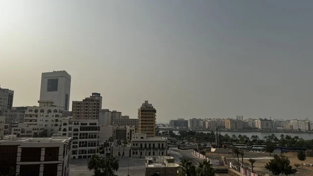 التباين بين القديم والحديث في المنطقة، المدينة التاريخية في جدة بتصميم معماري عربي و إسلامي قديم ، أماكن سياحية تاريخية في المملكة العربية السعودية ، معالم تاريخية في جدة البلد ، مدينة جدة التاريخية ، المباني الأثرية في البلد التاريخي في مدينة جدة