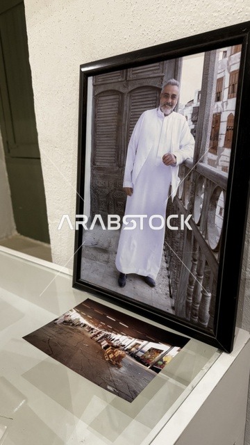 صورة فوتوغرافية مع إطار أسود، متحف في جدة التاريخية في المملكة العربية السعودية،  معلومات في إطار تعليمي أو بحثي، المستندات الشخصية والرسمية، مقتنيات تذكارية وعناصر ذات قيمة ثقافية.