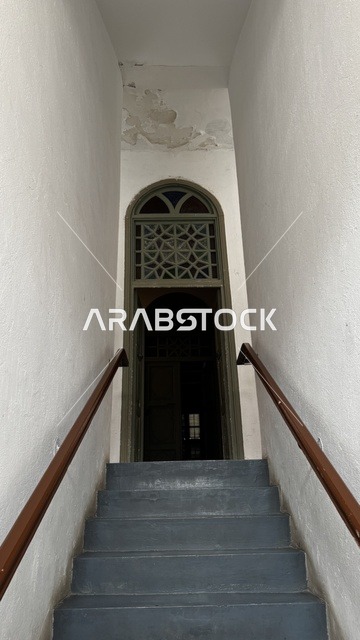 مدخل مقوس في الاعلى تصميم شبكي مزخرف، متحف في جدة التاريخية في المملكة العربية السعودية،  معلومات في إطار تعليمي أو بحثي، المستندات الشخصية والرسمية، مقتنيات تذكارية وعناصر ذات قيمة ثقافية.