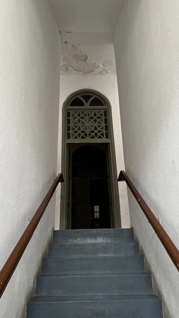 مدخل مقوس في الاعلى تصميم شبكي مزخرف، متحف في جدة التاريخية في المملكة العربية السعودية،  معلومات في إطار تعليمي أو بحثي، المستندات الشخصية والرسمية، مقتنيات تذكارية وعناصر ذات قيمة ثقافية.