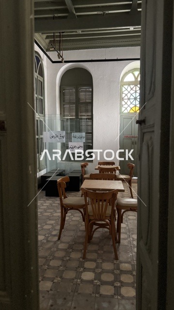 غرفة طعام في احدى المتاحف القديمة، تصميم داخلي مميز ، متحف في جدة التاريخية في المملكة العربية السعودية، معلومات في إطار تعليمي أو بحثي، المستندات الشخصية والرسمية، مقتنيات تذكارية وعناصر ذات قيمة ثقافية.