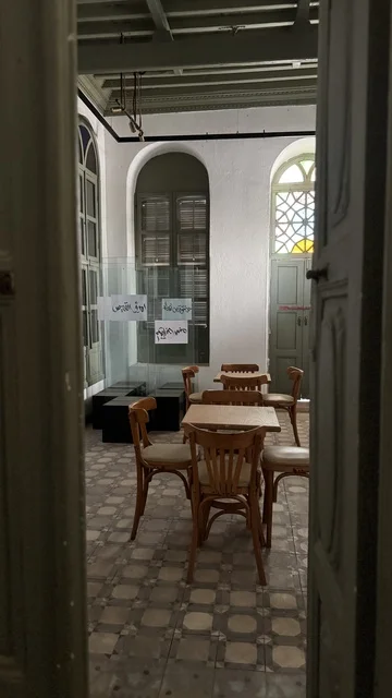 غرفة طعام في احدى المتاحف القديمة، تصميم داخلي مميز ، متحف في جدة التاريخية في المملكة العربية السعودية، معلومات في إطار تعليمي أو بحثي، المستندات الشخصية والرسمية، مقتنيات تذكارية وعناصر ذات قيمة ثقافية.