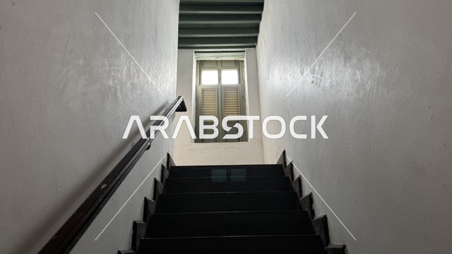 درج ضيق وداخلي يؤدي إلى الأعلى، مقتنيات تذكارية وعناصر ذات قيمة ثقافية، متحف في جدة التاريخية في المملكة العربية السعودية،  معلومات في إطار تعليمي أو بحثي، المستندات الشخصية والرسمية