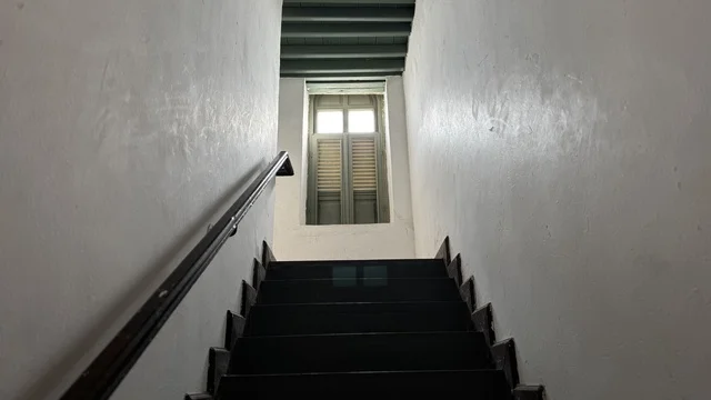 درج ضيق وداخلي يؤدي إلى الأعلى، مقتنيات تذكارية وعناصر ذات قيمة ثقافية، متحف في جدة التاريخية في المملكة العربية السعودية،  معلومات في إطار تعليمي أو بحثي، المستندات الشخصية والرسمية