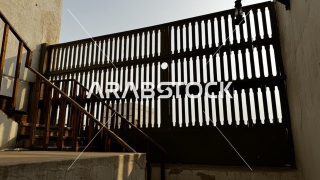 حاجز عمودي ذو فتحات يستخدم للتهوية والخصوصية، مقتنيات تذكارية وعناصر ذات قيمة ثقافية، متحف في جدة التاريخية في المملكة العربية السعودية،  معلومات في إطار تعليمي أو بحثي، المستندات الشخصية والرسمية