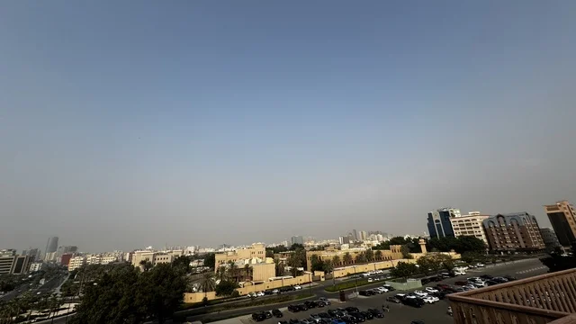 الشمس ساطعة و ضباب في السماء، المدينة التاريخية في جدة بتصميم معماري عربي و إسلامي قديم ، أماكن سياحية تاريخية في المملكة العربية السعودية ، معالم تاريخية في جدة البلد ، مدينة جدة التاريخية ، المباني الأثرية في البلد التاريخي في مدينة جدة