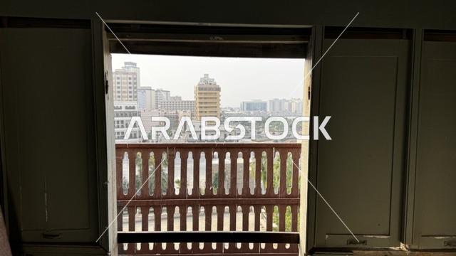 شرفة مع درابزين خشبي، المدينة التاريخية في جدة بتصميم معماري عربي و إسلامي قديم ، أماكن سياحية تاريخية في المملكة العربية السعودية ، معالم تاريخية في جدة البلد ، مدينة جدة التاريخية ، المباني الأثرية في البلد التاريخي في مدينة جدة