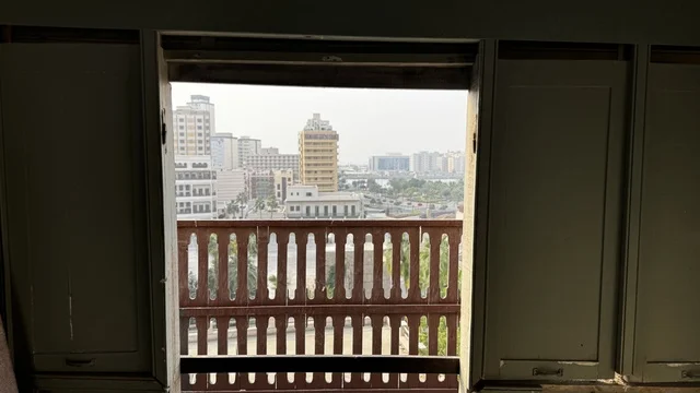 شرفة مع درابزين خشبي، المدينة التاريخية في جدة بتصميم معماري عربي و إسلامي قديم ، أماكن سياحية تاريخية في المملكة العربية السعودية ، معالم تاريخية في جدة البلد ، مدينة جدة التاريخية ، المباني الأثرية في البلد التاريخي في مدينة جدة