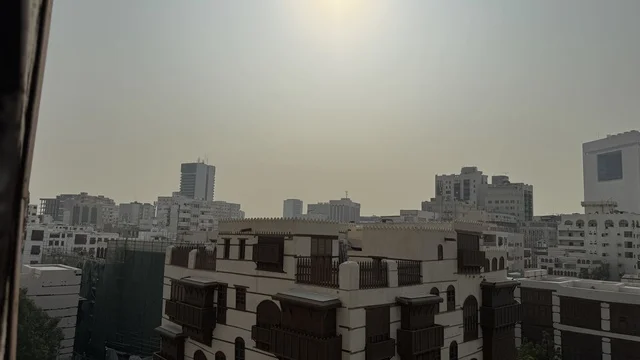 التباين بين القديم والحديث في المنطقة، المدينة التاريخية في جدة بتصميم معماري عربي و إسلامي قديم ، أماكن سياحية تاريخية في المملكة العربية السعودية ، معالم تاريخية في جدة البلد ، مدينة جدة التاريخية ، المباني الأثرية في البلد التاريخي في مدينة جدة