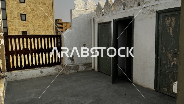 بيوت برجية  بنيت من الحجر المرجاني،  معالم تاريخية في جدة البلد ، المدينة التاريخية في جدة بتصميم معماري عربي و إسلامي قديم ، أماكن سياحية تاريخية في المملكة العربية السعودية ،  المباني الأثرية في البلد التاريخي