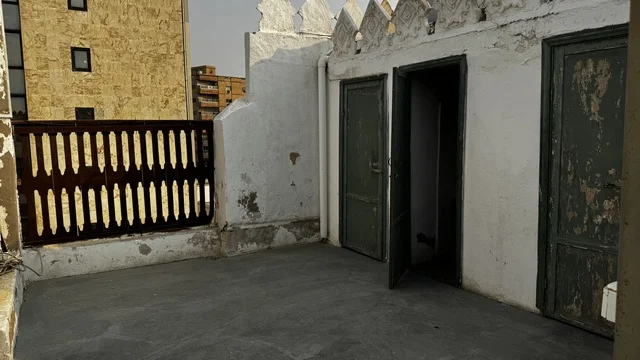 بيوت برجية  بنيت من الحجر المرجاني،  معالم تاريخية في جدة البلد ، المدينة التاريخية في جدة بتصميم معماري عربي و إسلامي قديم ، أماكن سياحية تاريخية في المملكة العربية السعودية ،  المباني الأثرية في البلد التاريخي