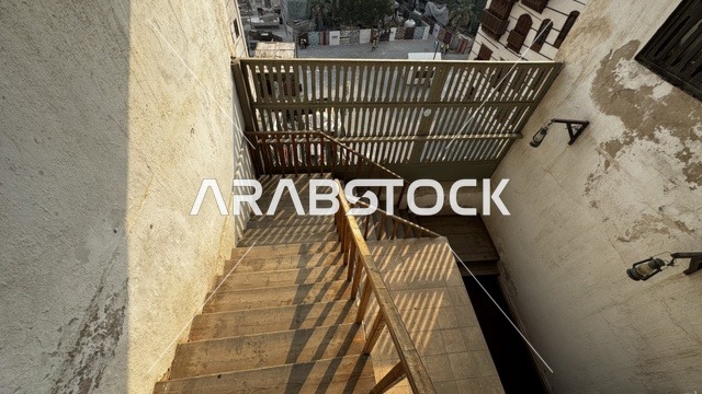 سلم تنقل بين الطوابق في بيت تاريخي ،  معالم تاريخية في جدة البلد ، المدينة التاريخية في جدة بتصميم معماري عربي و إسلامي قديم ، أماكن سياحية تاريخية في المملكة العربية السعودية ،  المباني الأثرية في البلد التاريخي